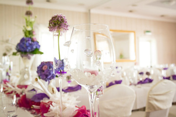 Fototapeta na wymiar Tischdekoration auf Hochzeit in lila mit Hortensien