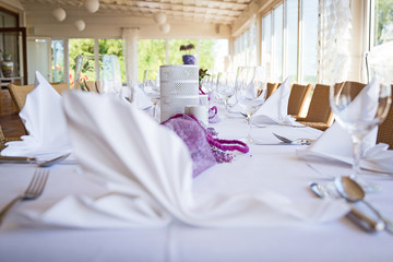 Tischdekoration lila auf Hochzeit