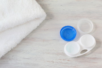 視力低下・コンタクトレンズを眼に付ける。コンタクトレンズの洗浄。