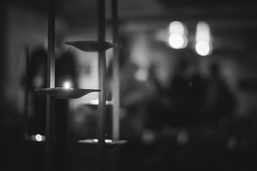 Teelichter vor dunklem Hintergrund