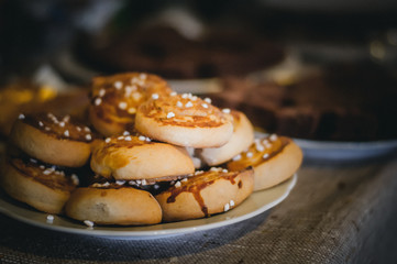 Weihnachtsgebäck auf dem Teller