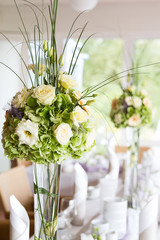 Hochzeit Tisch Dekorationen mit Blumen in hohen Vasen