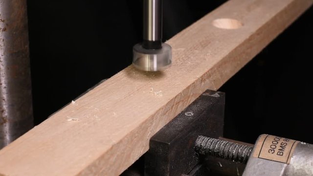 Mit Forstnerbohrer ein Loch bohren