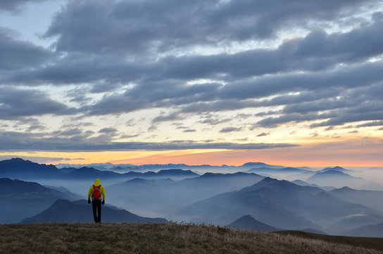 Alba in montagna con escursionista