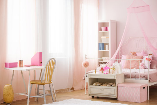Child bedroom with canopy bed © Photographee.eu