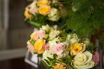 Brautstrauss und Strauss für Brautjungfer am Hochzeitstag mit Rosen