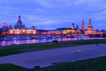 Obraz premium Embankment of Dresden and river Elbe illuminated at night, Germany