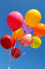 Obraz premium bunch of multicolored balloons in the city festival, vertical composition