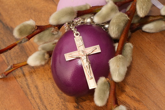 Easter, Ostern, Osterei und Kruzifix als Symbol für die Osterzeit - Powered by Adobe