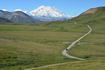 The road to the mountain McKinly.