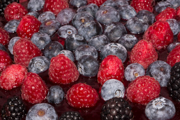 Himbeeren, Brombeeren Erdbeeren, Blaubeeren bunte Beerenmischung