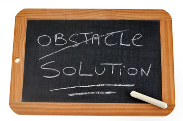 Obraz premium Ardoise avec le mot solution et le mot obstacle barré
