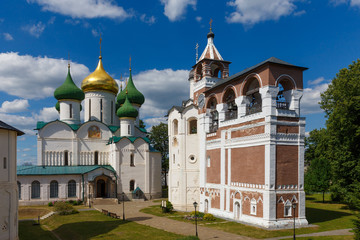Fototapeta na wymiar Transfiguration Cathedral and belfry in St. Euthymius monastery in Suzdal, Russia