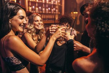 Young people with cocktails at nightclub - obrazy, fototapety, plakaty