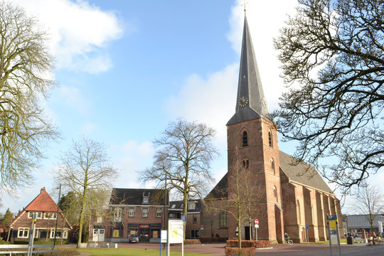 straat met parkeerplaatsen bij de dorpskerk van Vorden in de gemeente Bronckhorst