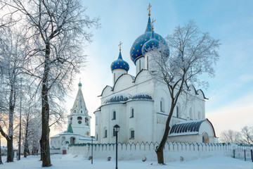 Fototapeta na wymiar Nativity Cathedral and the bell tower in Suzdal Kremlin, winter frosty morning