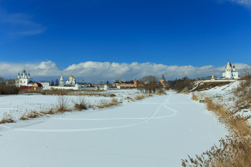 Obraz premium Winter landscape with frozen river and three ancient monastery in Suzdal, Russia