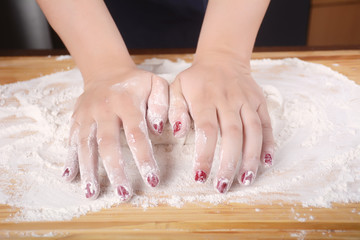 Obraz na płótnie Canvas Woman hands kneading dough.