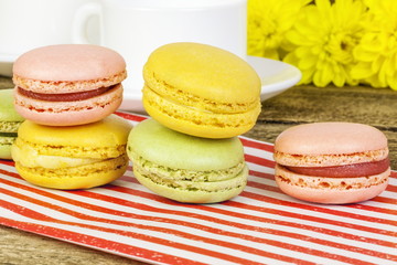 Fototapeta na wymiar Macarons in various colors 