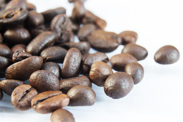 Photo macro coffee beans on a white background.