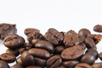 Photo macro coffee beans on a white background.