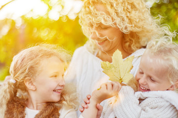 Familie hat Spaß im Herbst