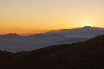 Paesaggio invernale di montagna al tramonto con Monviso all'orizzonte Italia