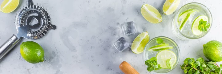 Crédence de cuisine en verre imprimé Cocktail Mojito cocktail and ingredients