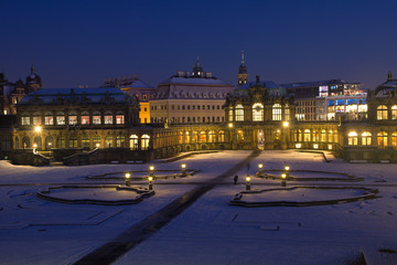 Fototapeta na wymiar Dresden am Abend, Zwinger im Schnee