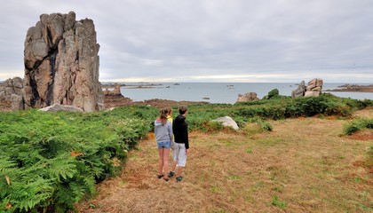 Deux jeunes regardent la mer à Pors-Scaff près de Plougrescant en Bretagne