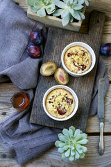 Crumble plum pie