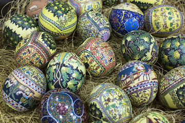 Fototapeta na wymiar Traditional Arabic folk paintings on ostrich eggs on the eastern market