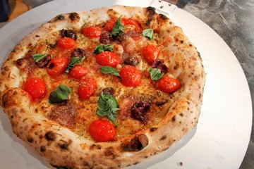 Pizza con pomodorini