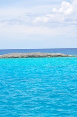 Fototapeta na wymiar Sandy bottom, beautiful water ... Bahamas