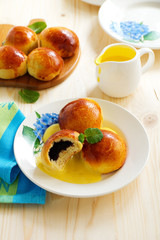 Buns with poppy filling and vanilla cream.