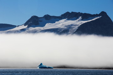 Uitzicht op besneeuwde berghelling
