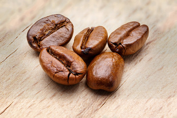 Obraz premium Beautiful black coffee grain on dervyannom background closeup