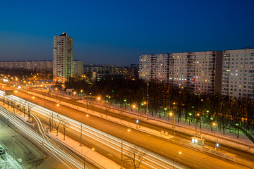 Fototapeta na wymiar Moskau bei Tagesanbruch: Langzeitbelichtung einer Hauptverkehrsstraße