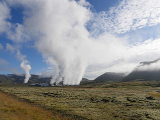 Fototapeta na wymiar Das Nesjavellir-Kraftwerk, geothermisches Kraftwerk in Island
