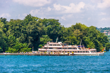 Passagierschiff auf einem See im Sommer