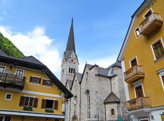 Obraz premium Beautiful Church and Maria Theresa Yellow Colored Architecture in Hallstatt, Austria 