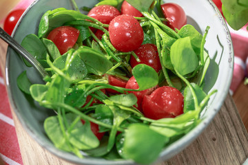 Winterpostelein mit Kirschtomaten und Orangen Balsamico