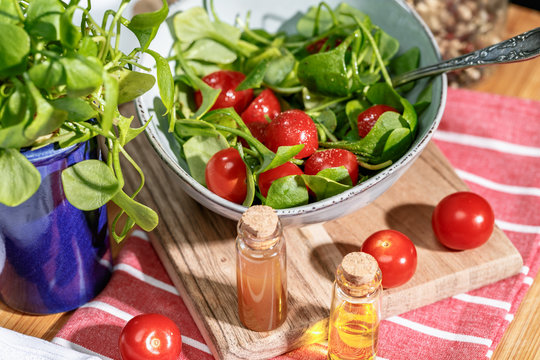 Winterpostelein mit Kirschtomaten und Orangen Balsamico
