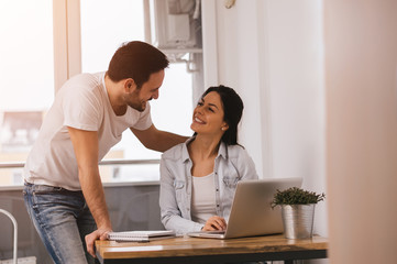 Obraz premium Business woman getting help with her assignment