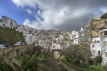 Fototapeta premium Pueblos de la provincia de Cádiz en Andalucía, Setenil de las Bodegas