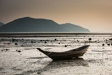 Naklejka premium Fishing boat on Thailand beach