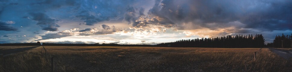 Fototapeta na wymiar Clouded sunset