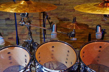 Obraz na płótnie Canvas drums and microphone at music studio