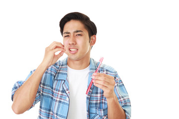 歯痛を訴える男性

