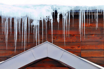 氷柱と三角屋根